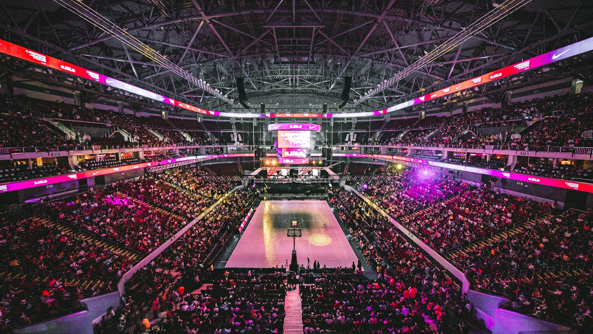 NBA季后赛席位争夺战焦点对阵深度预测 - 篮球场上的激烈对抗与战术布局