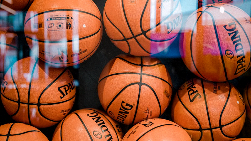 NBA球星在赛场上庆祝胜利的激动场景