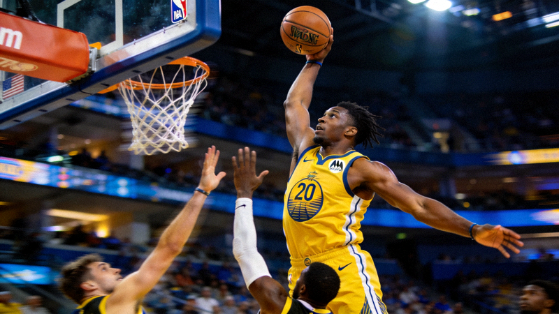 NBA季后赛激烈对抗瞬间，篮球运动员飞身扣篮
